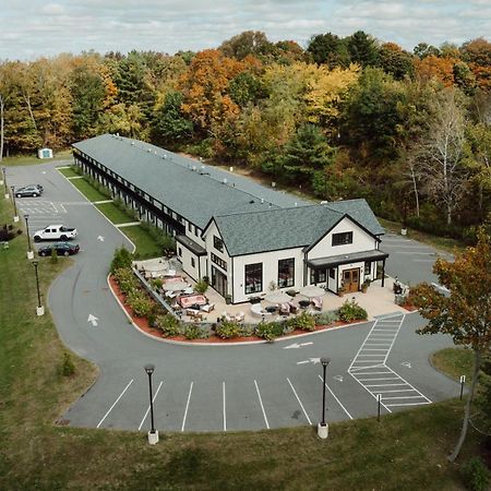 Berkshires Untold Hotel Ленъкс Екстериор снимка