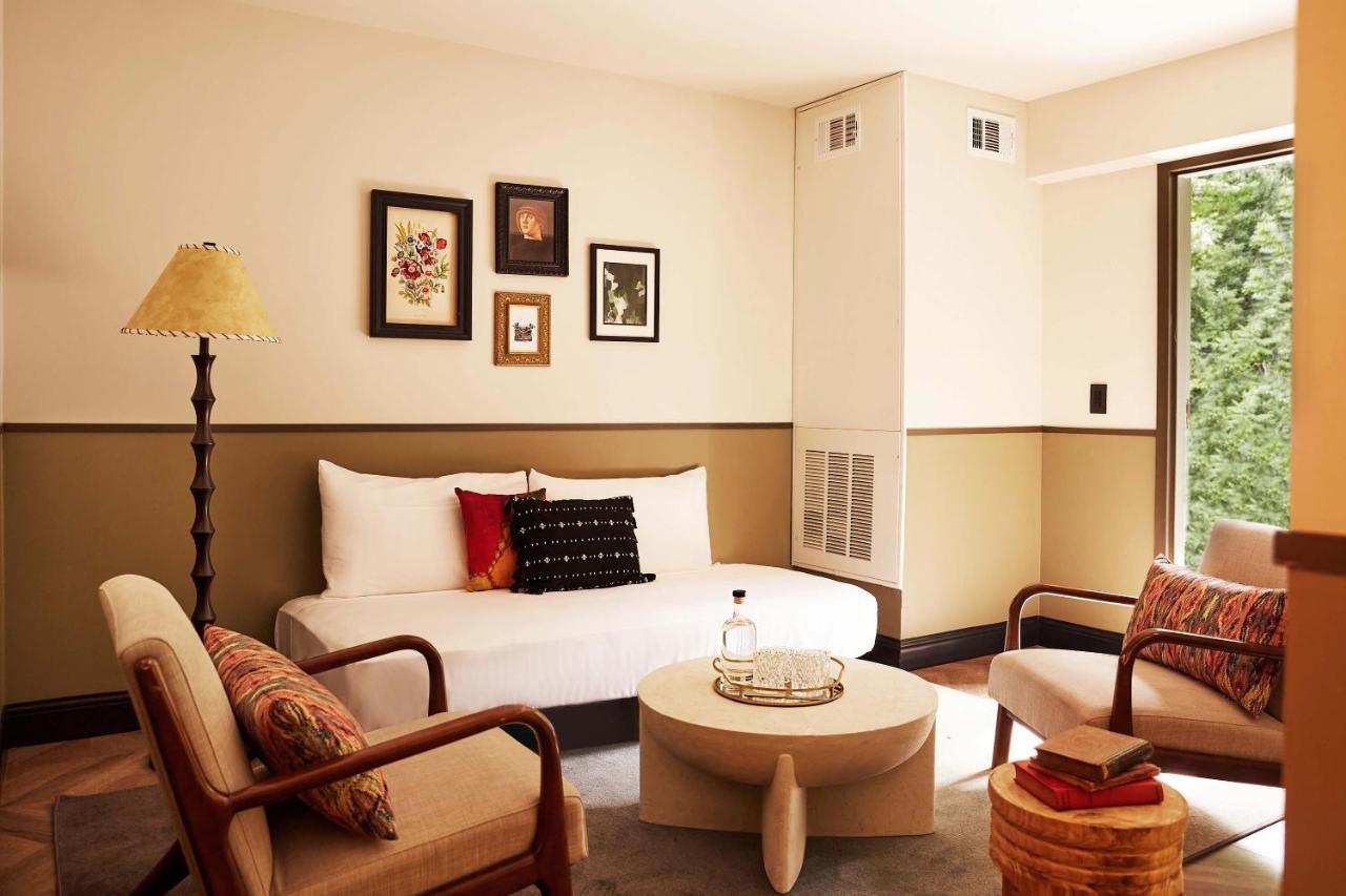 Berkshires Untold Hotel Ленъкс Екстериор снимка