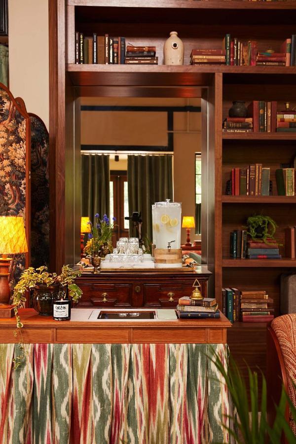 Berkshires Untold Hotel Ленъкс Екстериор снимка