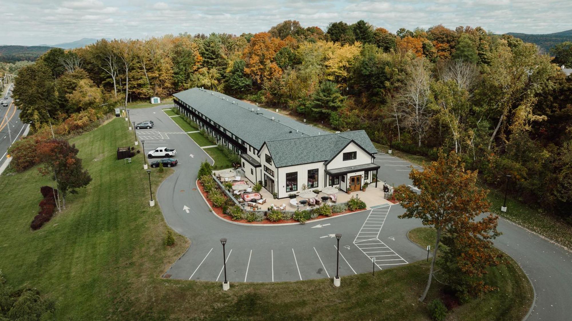 Berkshires Untold Hotel Ленъкс Екстериор снимка