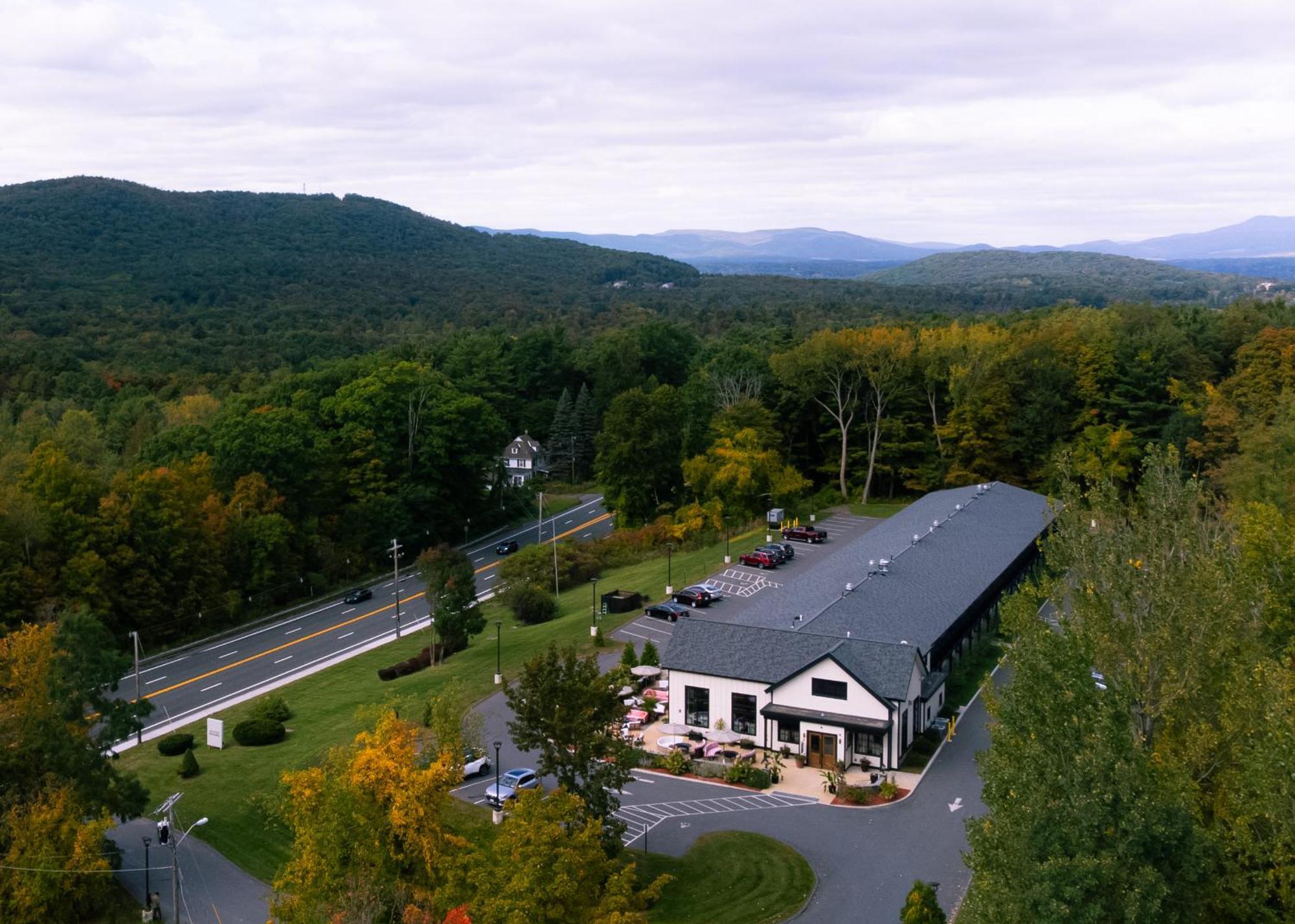 Berkshires Untold Hotel Ленъкс Екстериор снимка